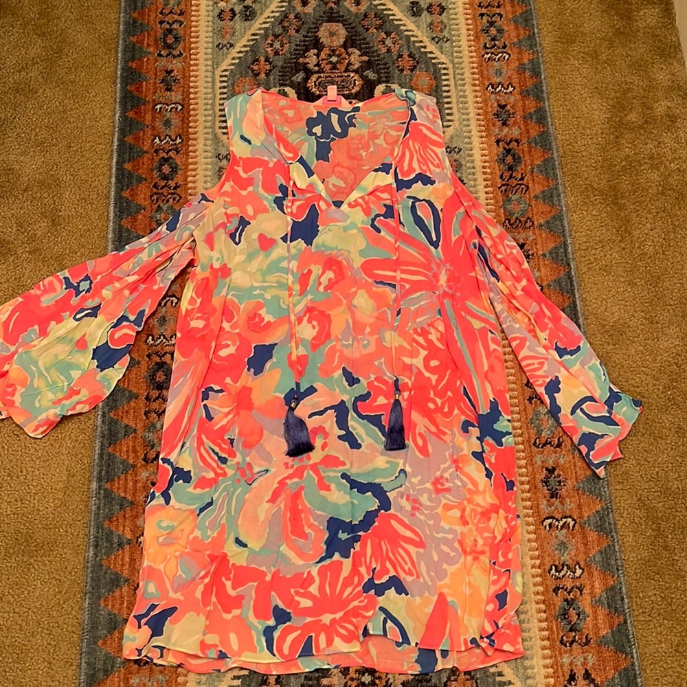 Lilly Pulitzer size medium dress with peekaboo sleeves